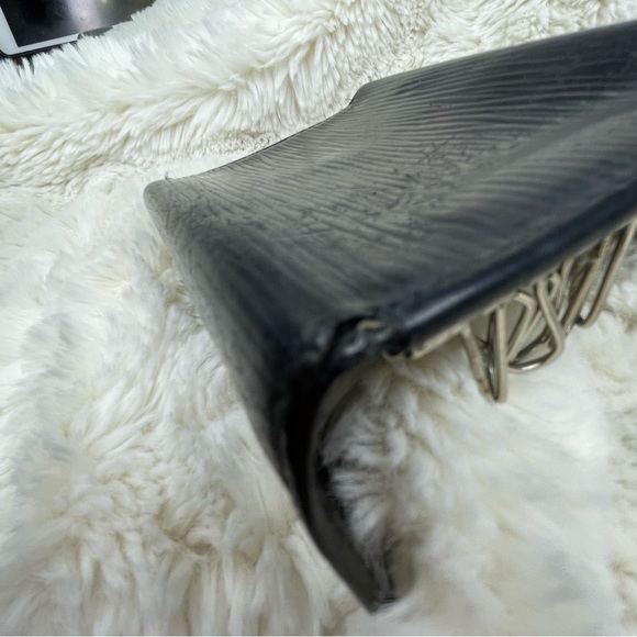 Louis Vuitton Black Epi 6-key wallet - Picture 16 of 16